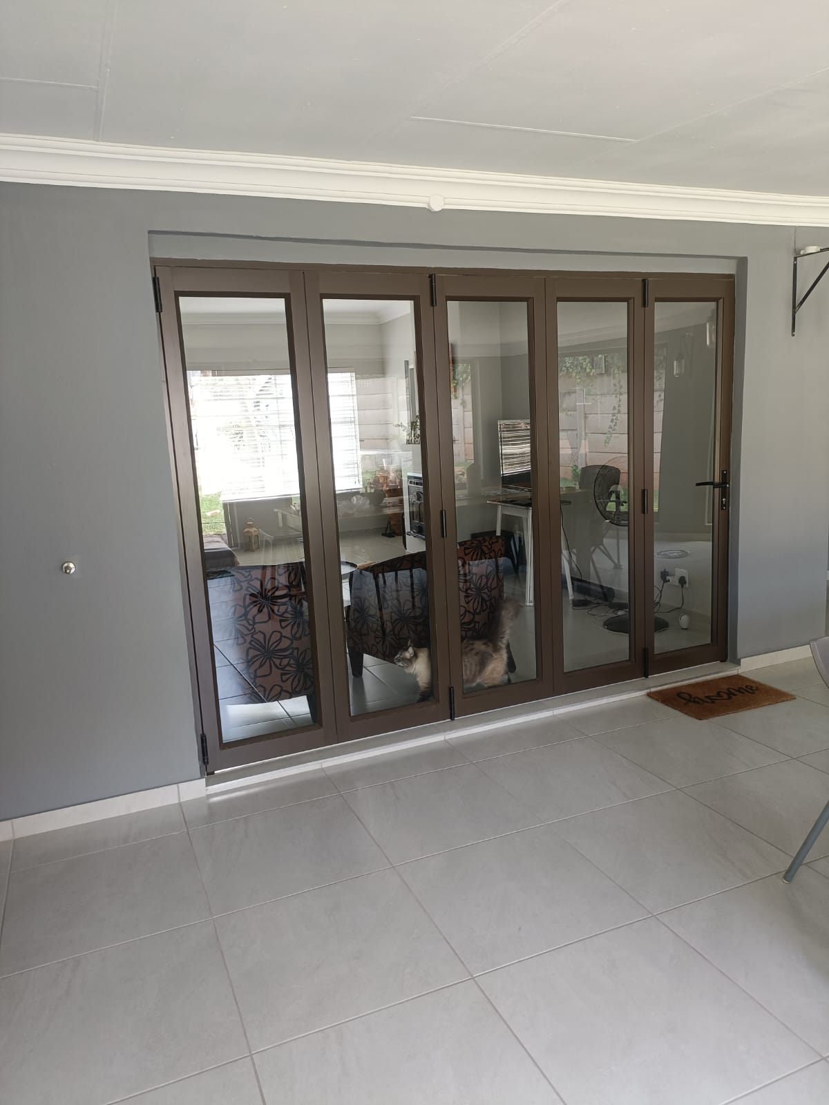 Entrance bi-fold aluminium door