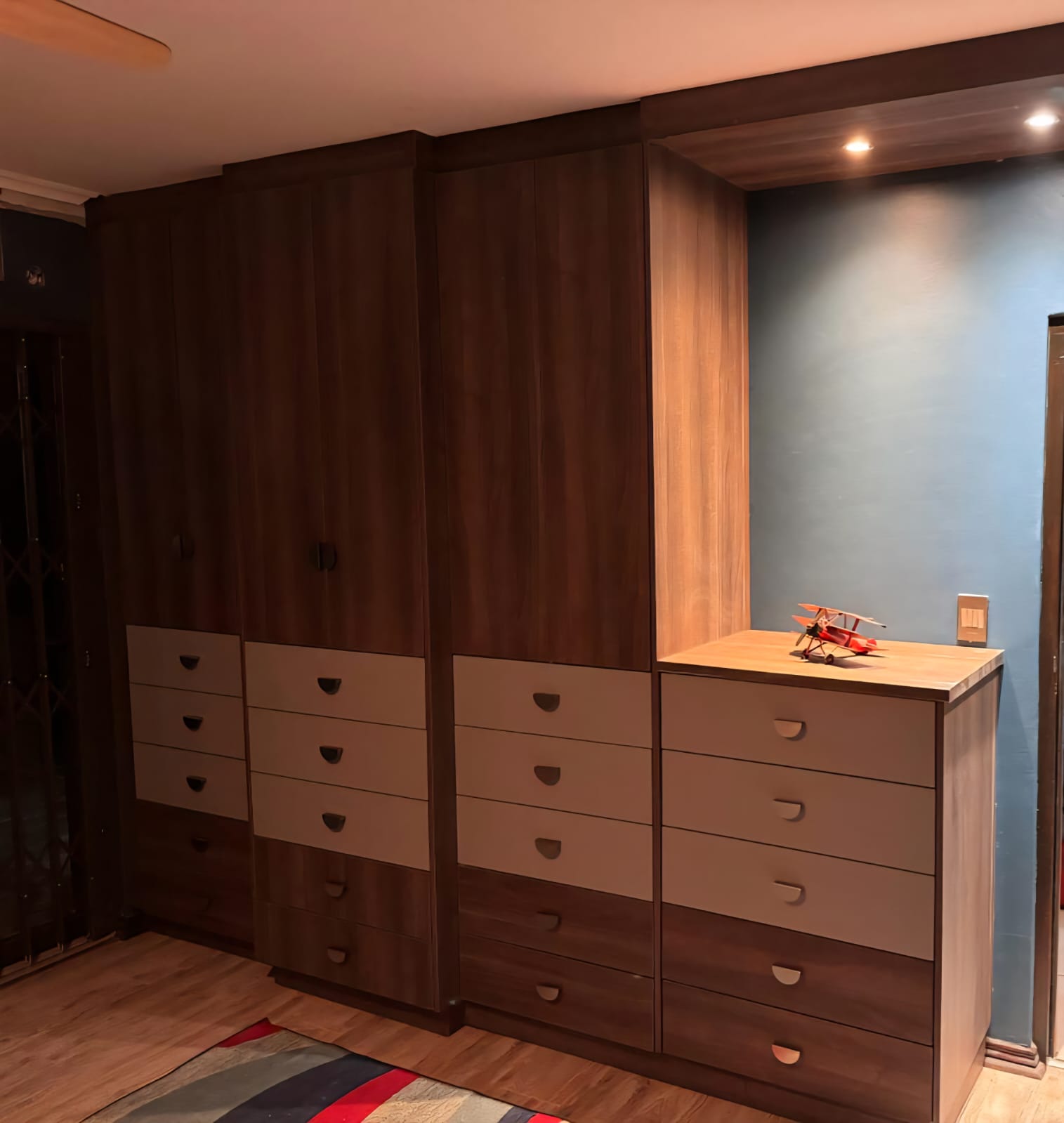 Custom built-in wardrobe with extrusion in Faerie Glen