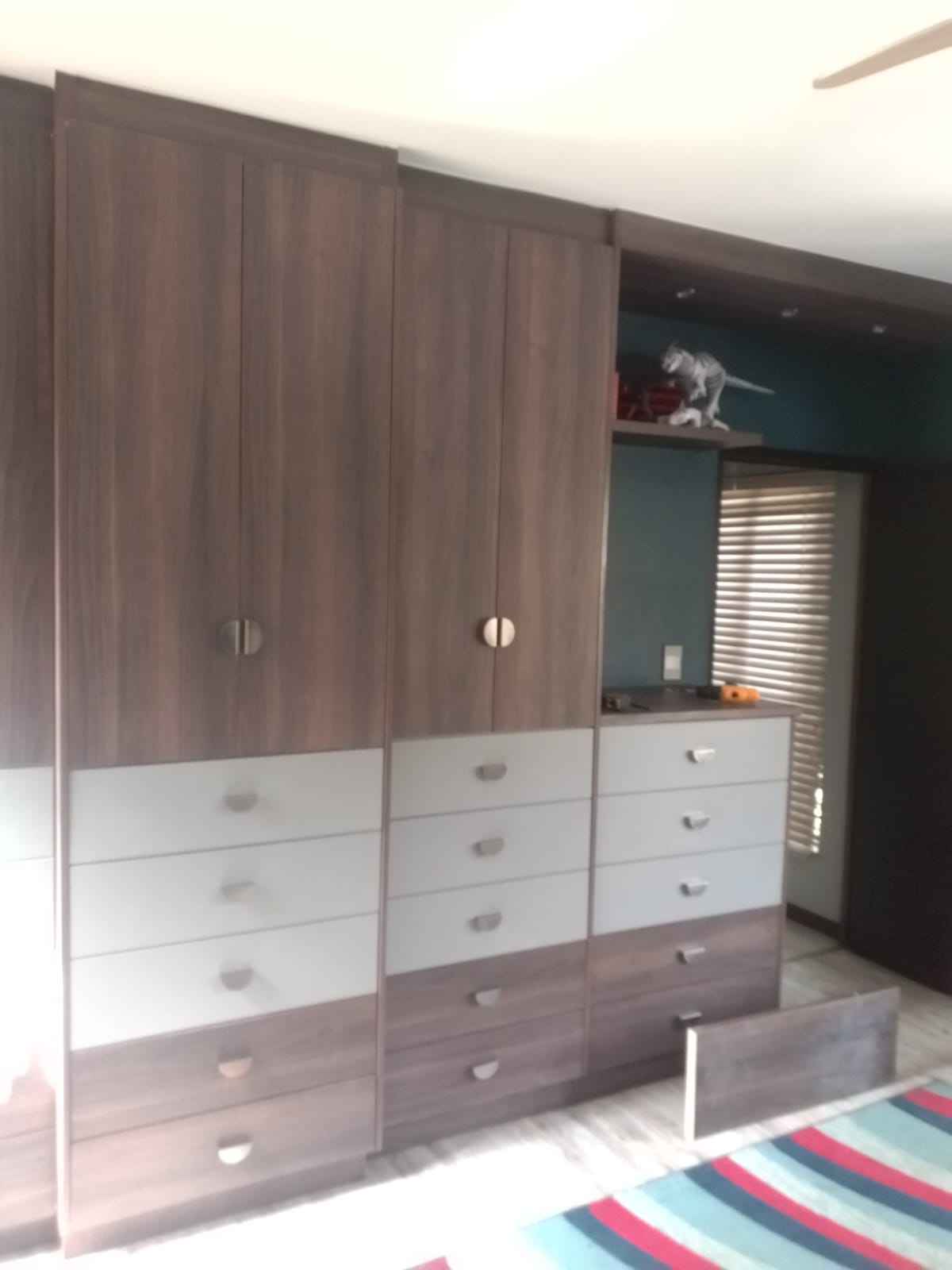 Custom built-in wardrobe with extrusion in Faerie Glen