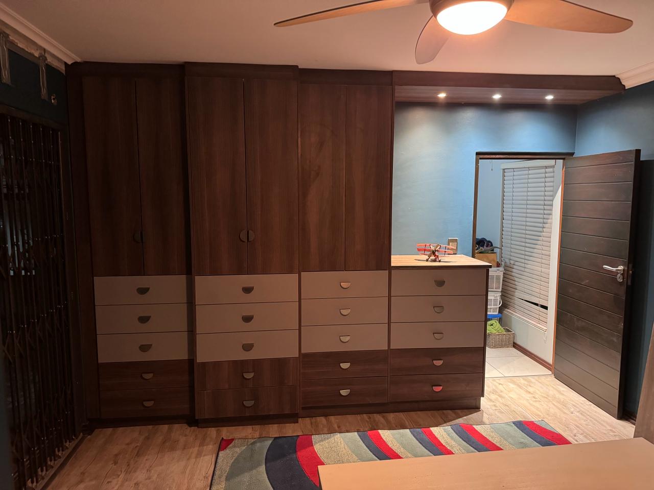 Custom built-in wardrobe with extrusion in Faerie Glen