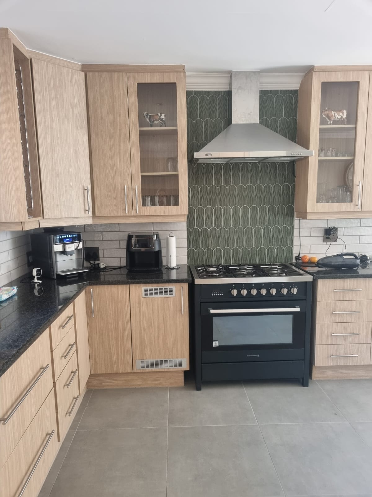 Neutral kitchen with green details Centurion